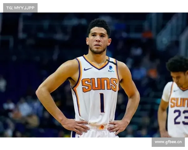 德文·布克凭借卓越运动能力和灵活性成为场上耀眼明星 德文·布克凭借卓越运动能力和灵活性成为场上耀眼明星