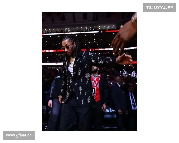 德里克·罗斯受邀担任芝加哥白袜队开球嘉宾 展现篮球传奇魅力